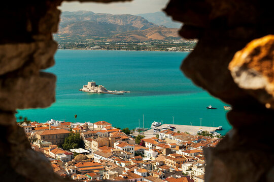 Die Insel Bourtzi im argolischer Golf vor Nafplio