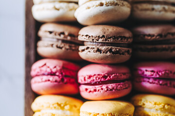 Assortiment de macarons colorés goût vanille chocolat citron et fraise - Dessert sucré français - obrazy, fototapety, plakaty