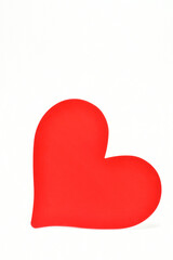 Corazón rojo sobre fondo blanco, espacio para texto en la parte superior. 