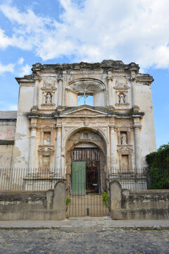 Ruinas de Santa Teresa en Antigua Guatemala. Toma Vertical.