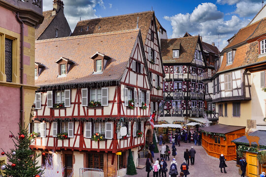 Maisons alsaciennes dites &agrave; colombages avec des d&eacute;corations de No&euml;l