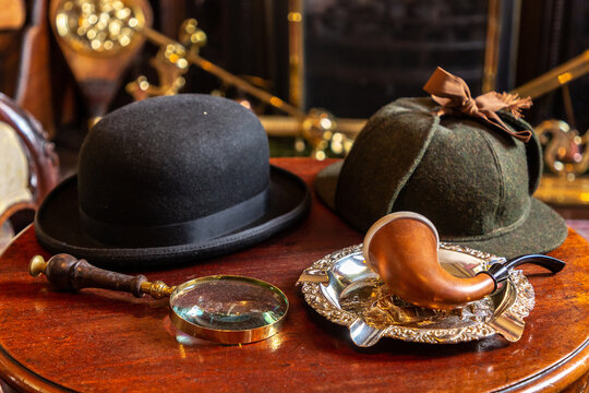 Magnifying glass, cap, hat and smoking pipe in The Sherlock Holmes Museum in London