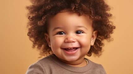 Naklejka premium Joyful youngster smiling against a clear, light background.