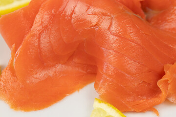 tranches de saumon fumé sauvage dans une assiette	