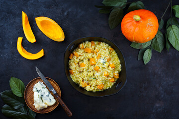 Traditionelles italienisches Risotto mit Hokkaido Kürbis und Gorgonzola Weichkäse serviert als Draufsicht in einer Nordic Design Schale 