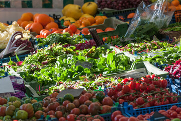 Frische Salate und Tomaten auf dem Markt