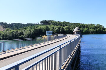 Blick auf die Listermauer am Biggesee	