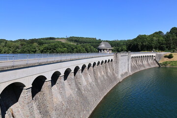 Blick auf die Listermauer am Biggesee	