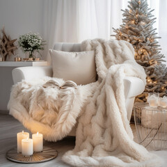 Elfenbeinfarbener Kuschelstuhl mit Felldecke neben einem geschmücktem Weihnachtsbaum. Winter Ferienhaus eines modernen Wohnzimmers