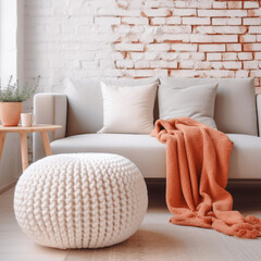 Elfenbeinfarbener Kuschelstuhl mit Felldecke neben einem geschmücktem Weihnachtsbaum. Winter Ferienhaus eines modernen Wohnzimmers