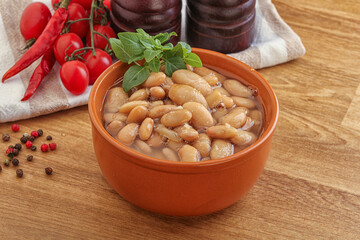 Whinte canned kidney beans in the bowl