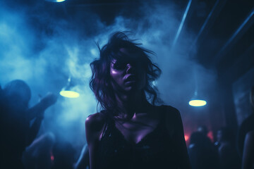 Femme dansant dans une soirée underground dans une discothèque - obrazy, fototapety, plakaty