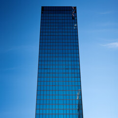 Obraz premium A tall building with glass on top, in the style of minimalist sky-blue, backgrounds