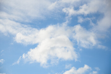 Niebo błękitne z białymi chmurami - obrazy, fototapety, plakaty