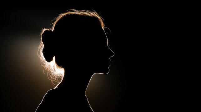Visage d'une jolie femme de profil dans le noir. Femme, silhouette, gros plan, sur fond noir. Pour conception et cr&eacute;ation graphique