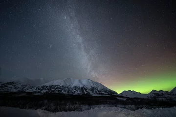 Afwasbaar Fotobehang Denali Milky Way and Auroras over the Talkeetna mountain range