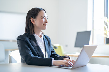 オフィスで仕事をする女性