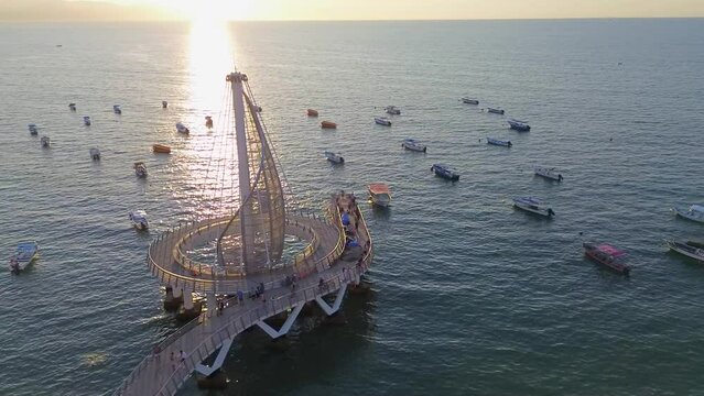 DRON PUERTO VALLARTA MUELLE ATARDECER BARCOS PLAYA MAR