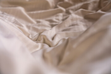 Durchgewühlte Bettdecke