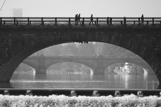 Una campata di un un ponte a Torino con due campate di un altro ponte sul fiume Po. Interessante street in b/n per un emozionante  e nostalgico salto nel passato.