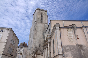 Fototapeta na wymiar Eglise Saint-Sauveur de La Rochelle Am alten Hafen in La Rochelle