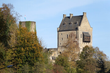 Fototapeta na wymiar Aussichtsturm und Burg in Fels, Luxemburg