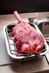 Riesiges Tomahawk Steak in einem Bräter - huge Tomahawk Steak prepared in a roaster