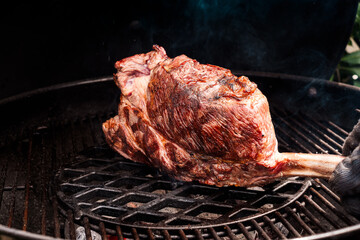 Riesiges Tomahawk Steak am Grill - huge Tomahawk Steak on the grill