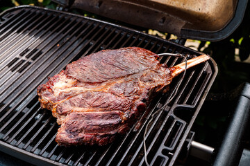 Riesiges Tomahawk Steak am Grill - huge Tomahawk Steak on the grill