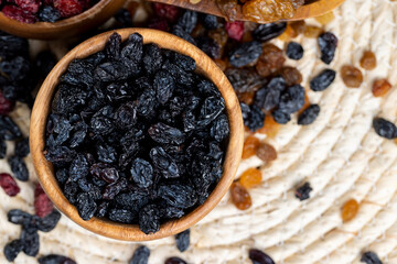 blue dry raisins for cooking desserts