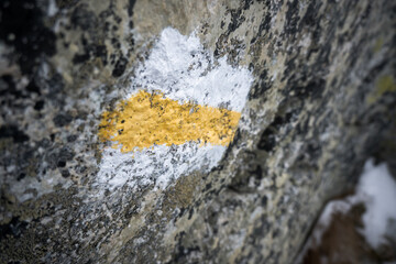 Oznaczenie na skalne żółtego szlaku w Tatrach.