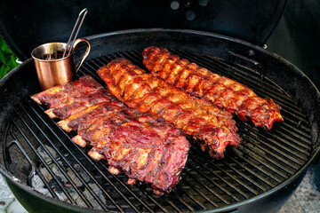 Beef Ribs und Spare Ribs am Grill - Beef Ribs and Spare Ribs on the grill