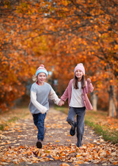 laufende fröhliche Kinder im bunten Herbst
