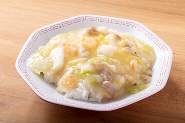 白菜と海鮮の中華丼　(イカ　アサリ　海老　豚バラ肉)