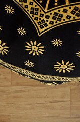tecido com estampa indiana em cores douradas com preto 