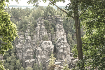 Ausblick auf bizarre Felsformation im Elbsandsteingebirge