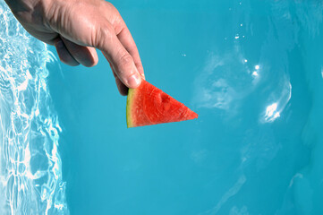 pedaço de melância suculenta com fundo da água da piscina 