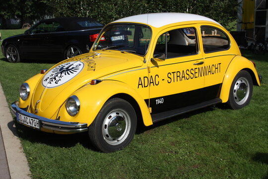 Gelber VW Käfer der ADAC – Strassenwacht, beim Oldtimer-Treff am 10.09.2023 im Kurpark von Bad Sassendorf, Nordrhein Westfalen, Kreis Soest