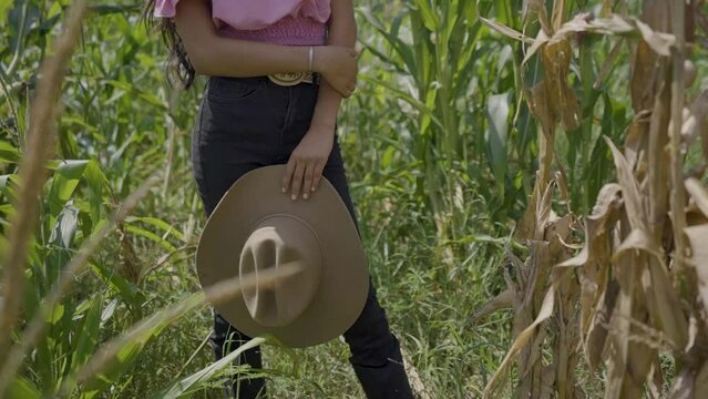 VAQUERO MUJER SOMBRERO PUEBLO CAMPO