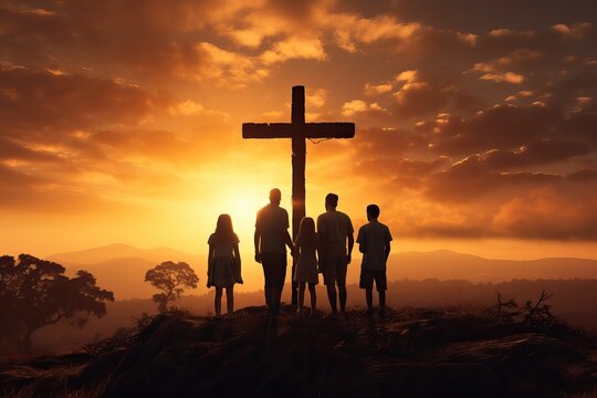Personne de dos avec une grand croix religieuse devant eux dans la nature au couch&eacute; du soleil