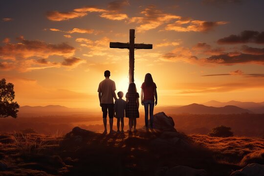 Personne de dos avec une grand croix religieuse devant eux dans la nature au couch&eacute; du soleil
