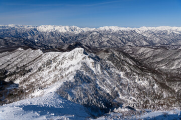 Fototapeta premium 冬の剣ヶ峰山山頂から見た谷川岳と朝日岳、巻機山
