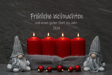 Weihnachtskarte: Romantische Weihnachtsdekoration mit roten Kerzen, zwei Wichtel Weihnachtsschmuck...