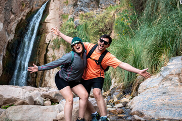 Pareja de amigos disfrutando de su excursión de trekking por Jujuy, en Argentina