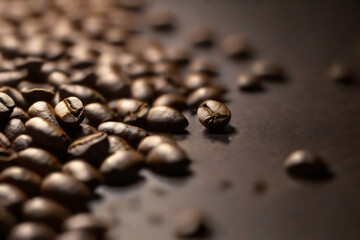 Kaffespiele: Kaffebohnen auf einer Tischplatte zur Kaffezubereitung