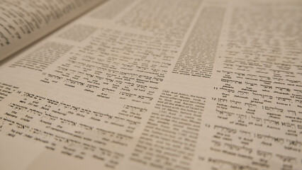 Obraz premium Close up of Holy Bible book in Hebrew and English language.