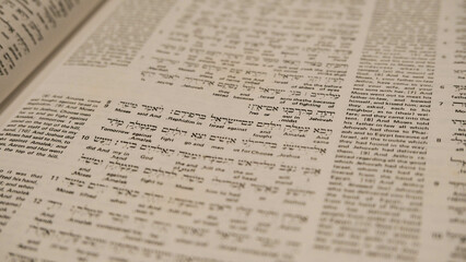Obraz premium Close up of Holy Bible text in English and Hebrew, collection of library