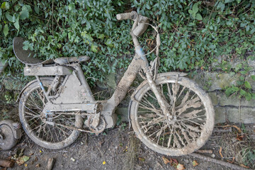 muddy bicycle wreck abandoned on Neckar river shore, near Meunster, Stuttgart, Germany - obrazy, fototapety, plakaty
