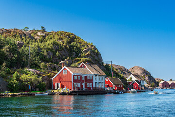 Häuser auf der Schäreninsel Kapelløya in Norwegen