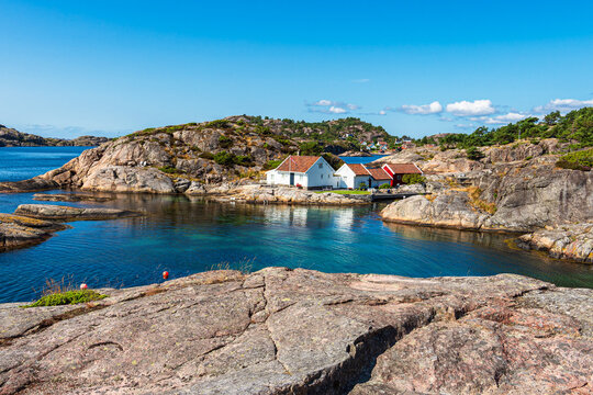 Blick von der Sch&auml;reninsel Kapell&oslash;ya auf die Insel Mons&oslash;ya in Norwegen
